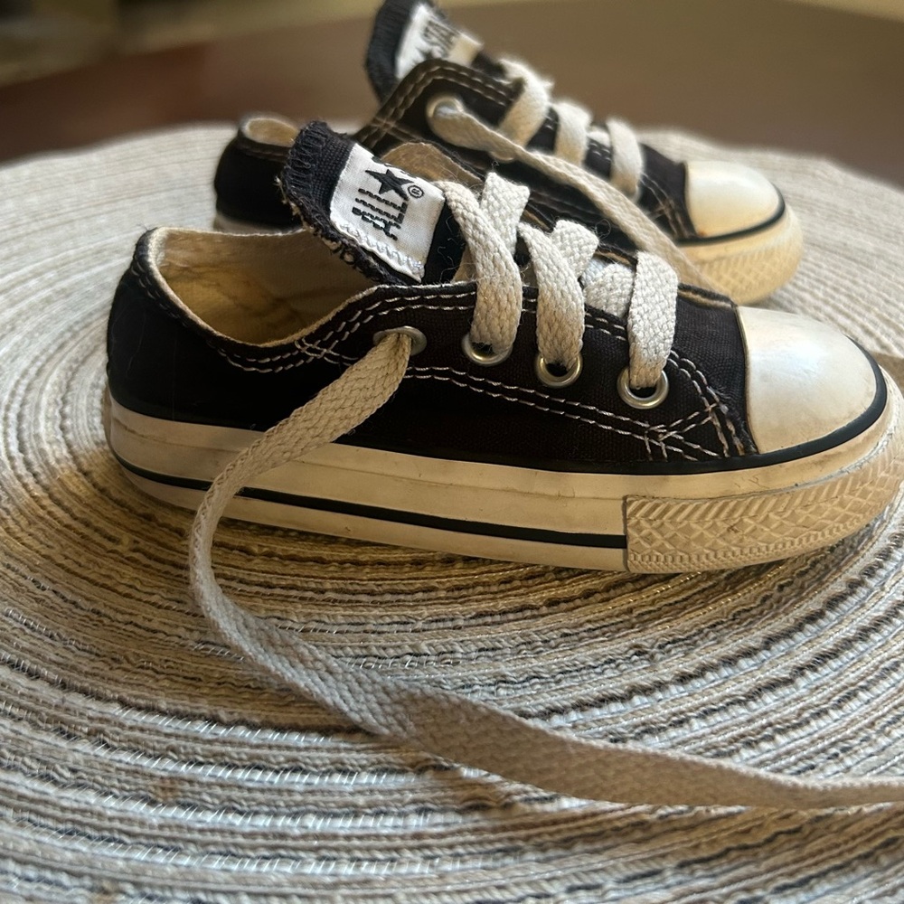 Converse sneakers size 5 !